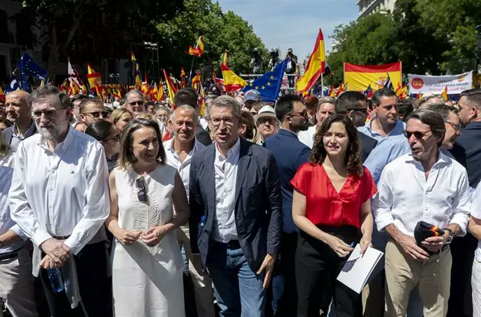<a href="/JuanMa_Moreno/">Juanma Moreno</a> <a href="/NunezFeijoo/">Alberto Núñez Feijóo</a> Pinchazo Sideral del Fascismo AntiGlobalista Español, regado con cientos de millones de euros por el Fascismo AntiGlobalista Mundial, después de enviar miles de autobuses por toda España, no hay más de 50.000 asistentes que fueron a por su bocadillo de mortadela 
Estáis acabado