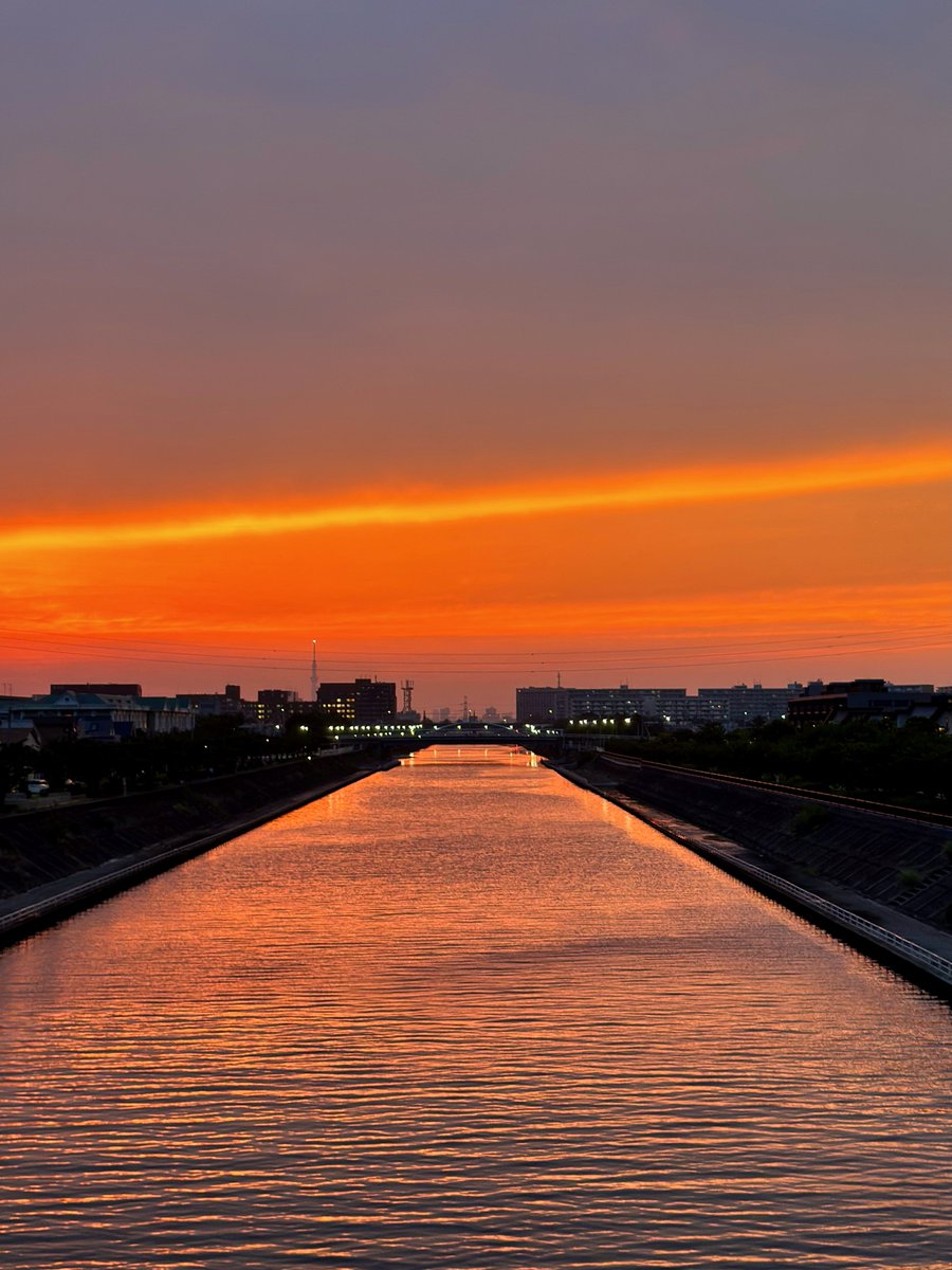 6:54pm, 23°C, 🌆
今日も一日お疲れ様でした.
ゆっくり良い夜をお過ごしください.