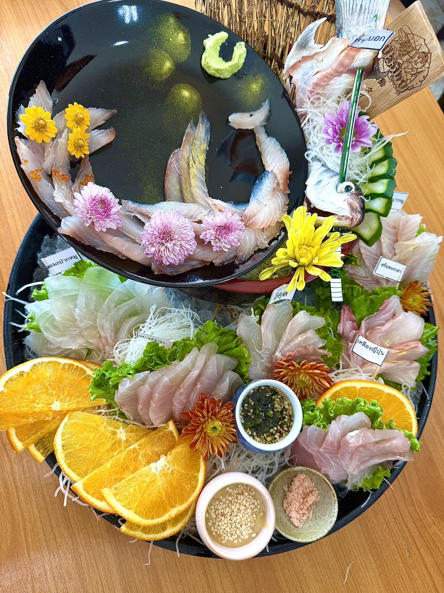 ไปบางแสน เปิดกินปลาซาชิมิไทยครั้งแรก คือไปแบบไม่คาดหวังแต่สุดท้ายอร่อยว่ะ ไม่คาวเลย เนื้อนุ่มมาก เชฟแนะนำการกินหลายแบบมากบอกเลยปลาไทยไม่แพ้ชาติในโลก ราคา 799 กับ ปลา 7 สายพันธุ์ 10/100