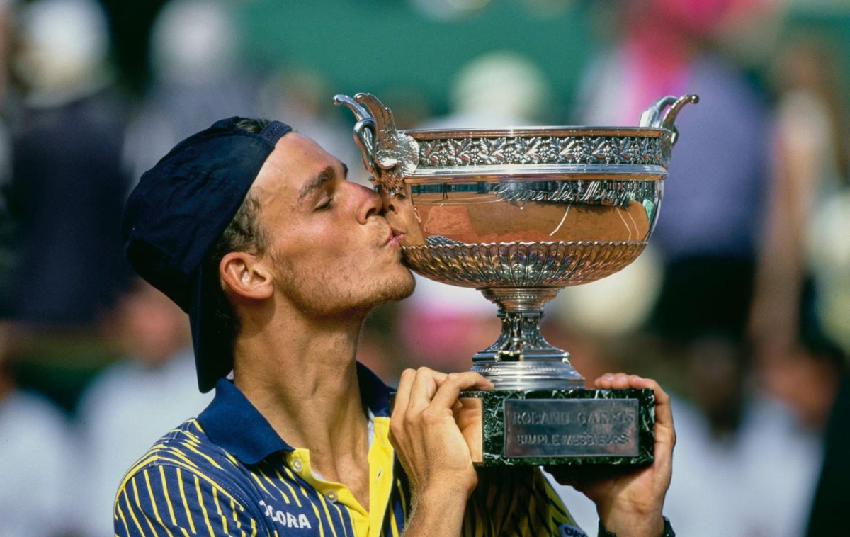 No dia 08 de junho de 1997, 🇧🇷GUGA KUERTEN realizava o impossível e, aos 20 anos de idade, levantava pela primeira vez o 🏆 de #RolandGarros