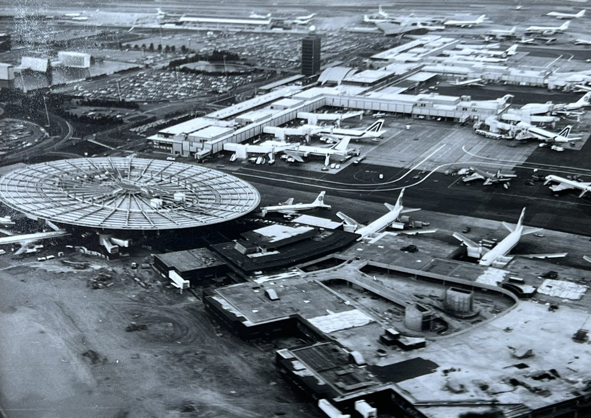 SpaethFlies's tweet image. Stunning view of JFK #airport #NewYork on Oct. 9, 1971. #PanAm Worldport left and already a dozen (!) #Boeing747 on the ground of PA and European airlines. Heyday of #QueenOfTheSkies #avgeek