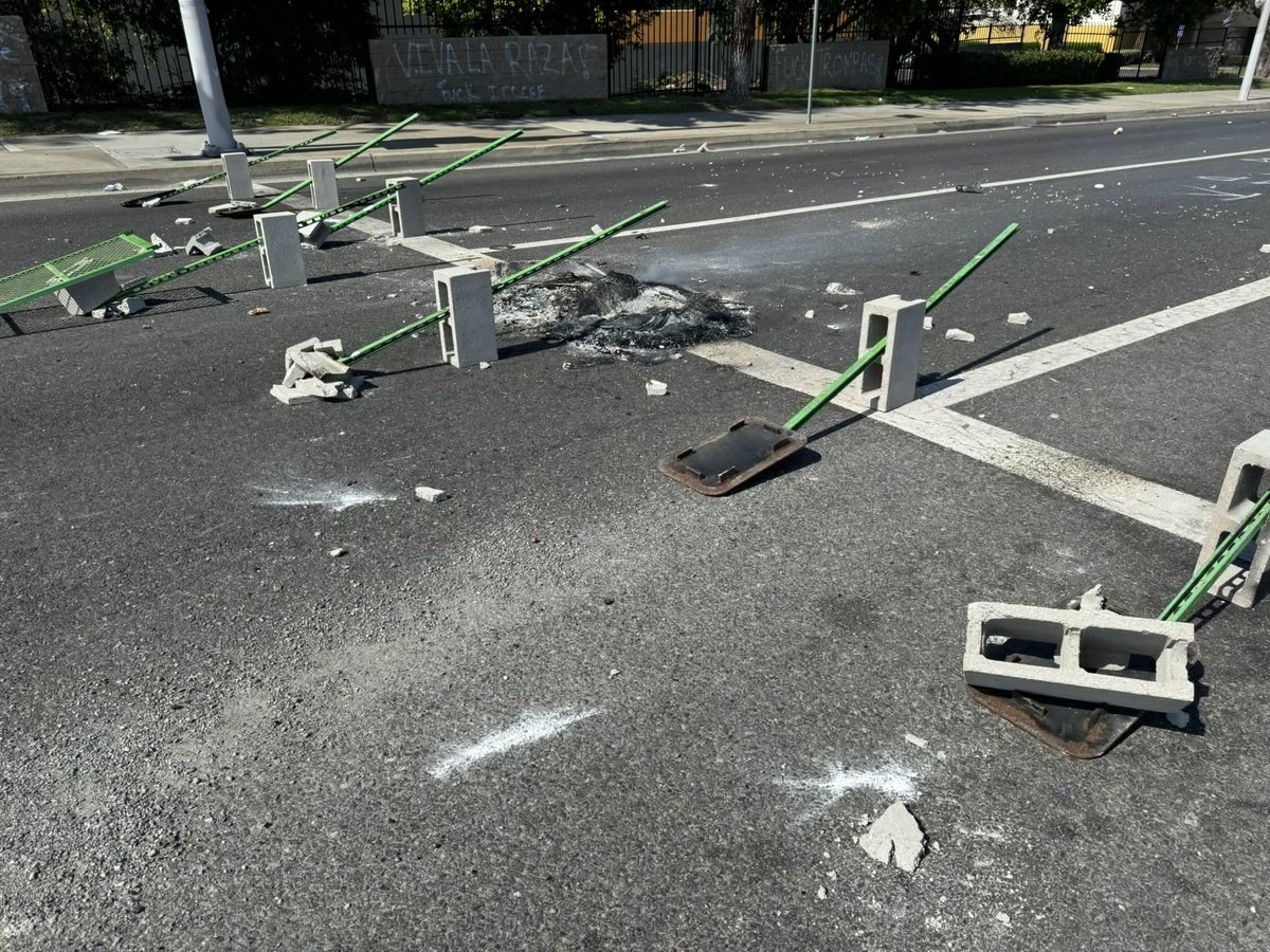FredoXPresso's tweet photo. a typically uninformed reactionary "osint" account posted these roadblocks built by the partisans in usa and called them 'useless.'   

i try to avoid posting "threads" but i do have experience with street barricades. briefly: https://t.co/NW1cDibxPn