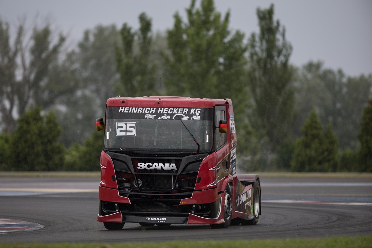 Goodyear FIA ETRC (@fia_etrc) on Twitter photo Another pole for <a href="/drivernorbi/">Norbi Kiss</a> as Hecker joins the Chrome pole club for 2025 ππ
#GoodyearFIAETRC Another pole for <a href="/drivernorbi/">Norbi Kiss</a> as Hecker joins the Chrome pole club for 2025 ππ
#GoodyearFIAETRC