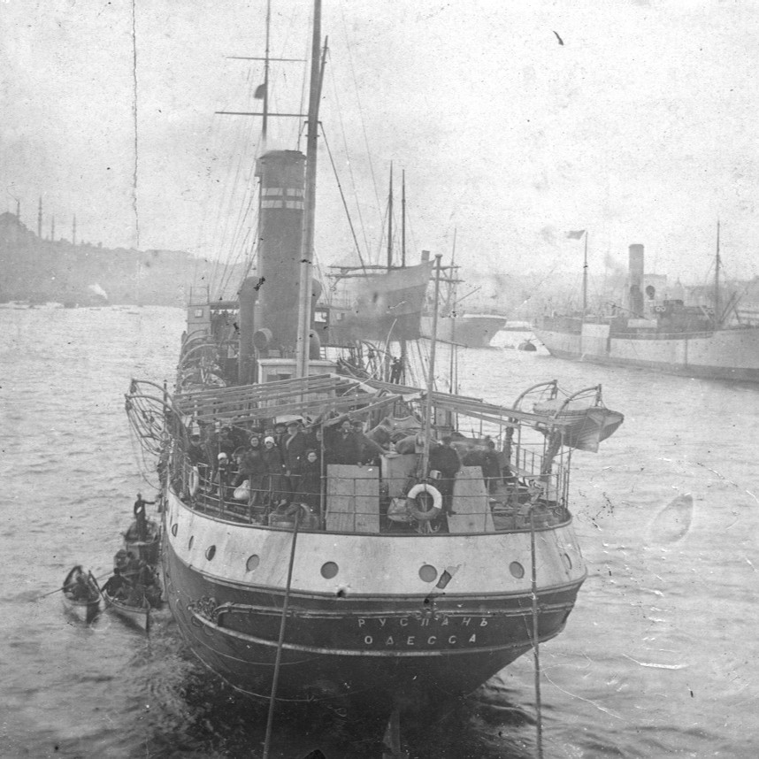 Mes amis, voilà où tout a commencé  : l’un des tout premiers bateaux à accoster en Palestine, en provenance directe de l’Empire russe. Le Ruslan, qu’on surnomme  « le Mayflower juif », a quitté Odessa en 1919 avec à son bord près de 700 colons sionistes, déterminés à