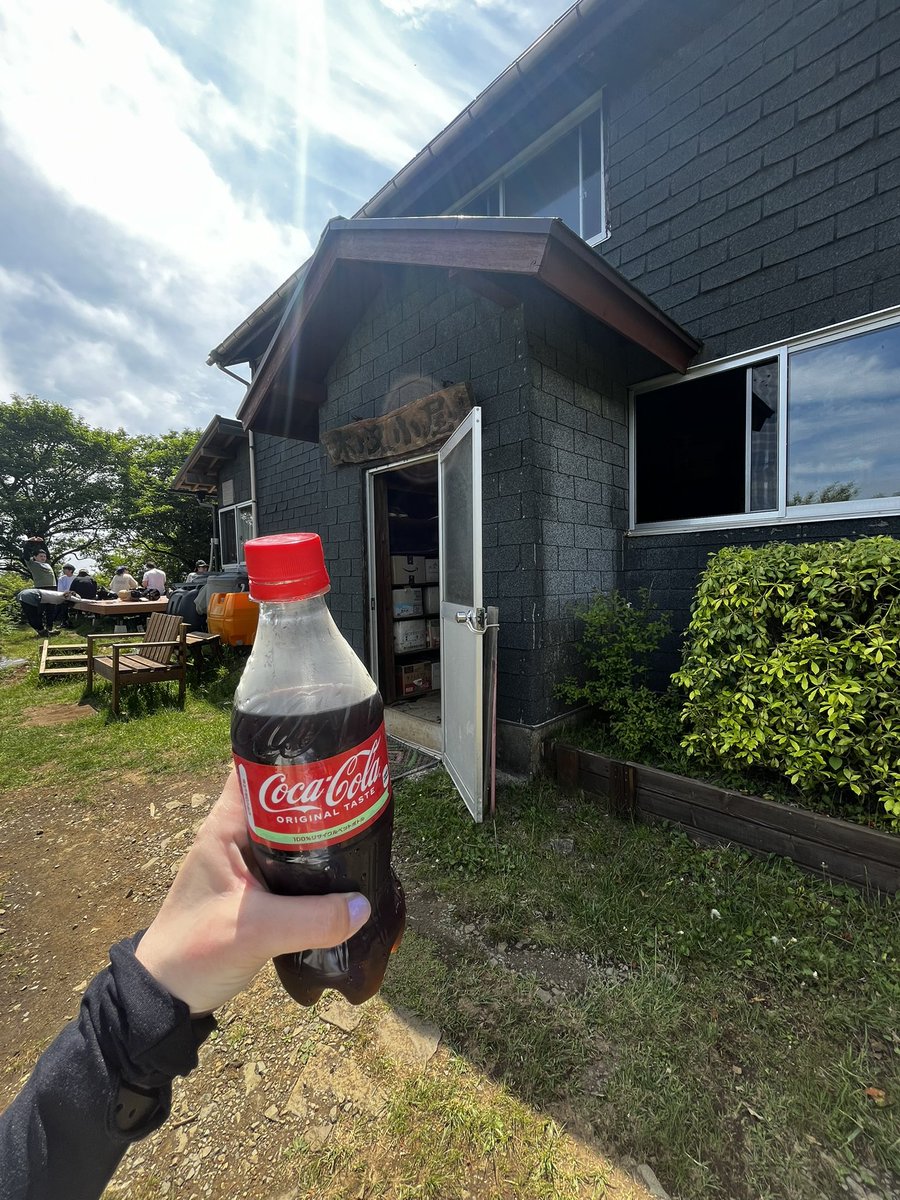 ヤビツ峠から塔ノ岳に登って来ました。近年鍋割山しか登ってなかったので、山っぽい景観の美しさに感激。アップダウンがあってきつかったけど初投入したストックのお陰でみんなにちゃんとついていくことができた。四つ足最高。達成感のある登山だった！