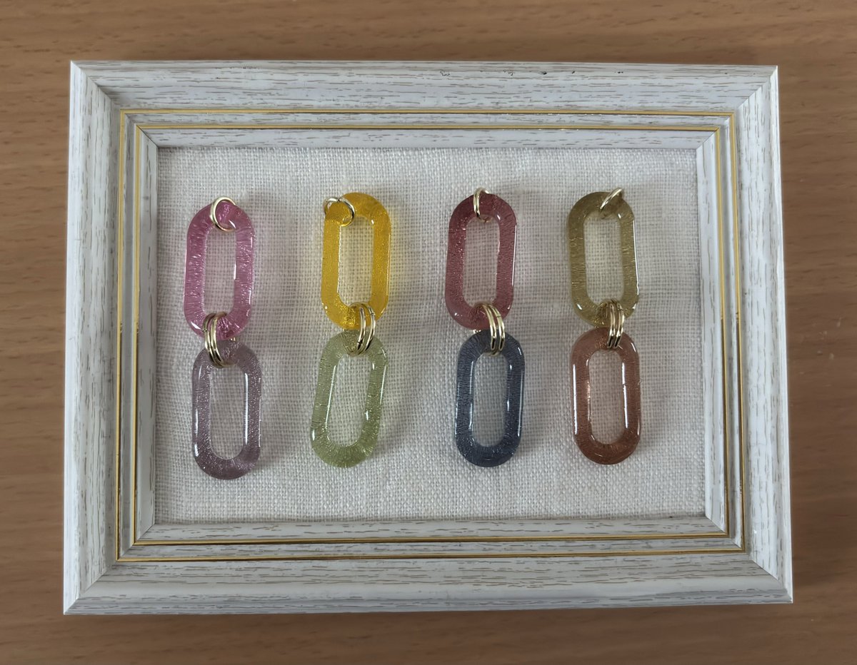 今日ちょっと時間が取れたので新作販売に向けて試作品
雫型に曲げたワイヤーにビーズ

クリアやターコイズで夏っぽく
小ぶりで
フリーハンドで雫型に曲げてるので安定しないのが難点
それも味かな？
以前作ったバブル加工のレジンはバイカラーにしよかな
#Lemioハンドメイド
#ハンドメイドアクセサリー