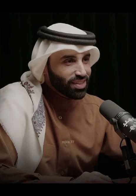 هذا الرجل الدكتور نايف بن نهار المفكر الداهية العبقري أكثر شخصية إسلامية أثارت الجدل في تويتر هذه الأيام الأخيرة بعد شيوع الطعن فيه من عبيد الحكام.. لقد أغضبهم وأساءهم حين تحدث مرات متعددة عن شرك الحاكمية وهم يزعمون حراسة التوحيد! 
ومن يتابعه سيكسب وعيا صحيحا ويسدد نظرته تجاه