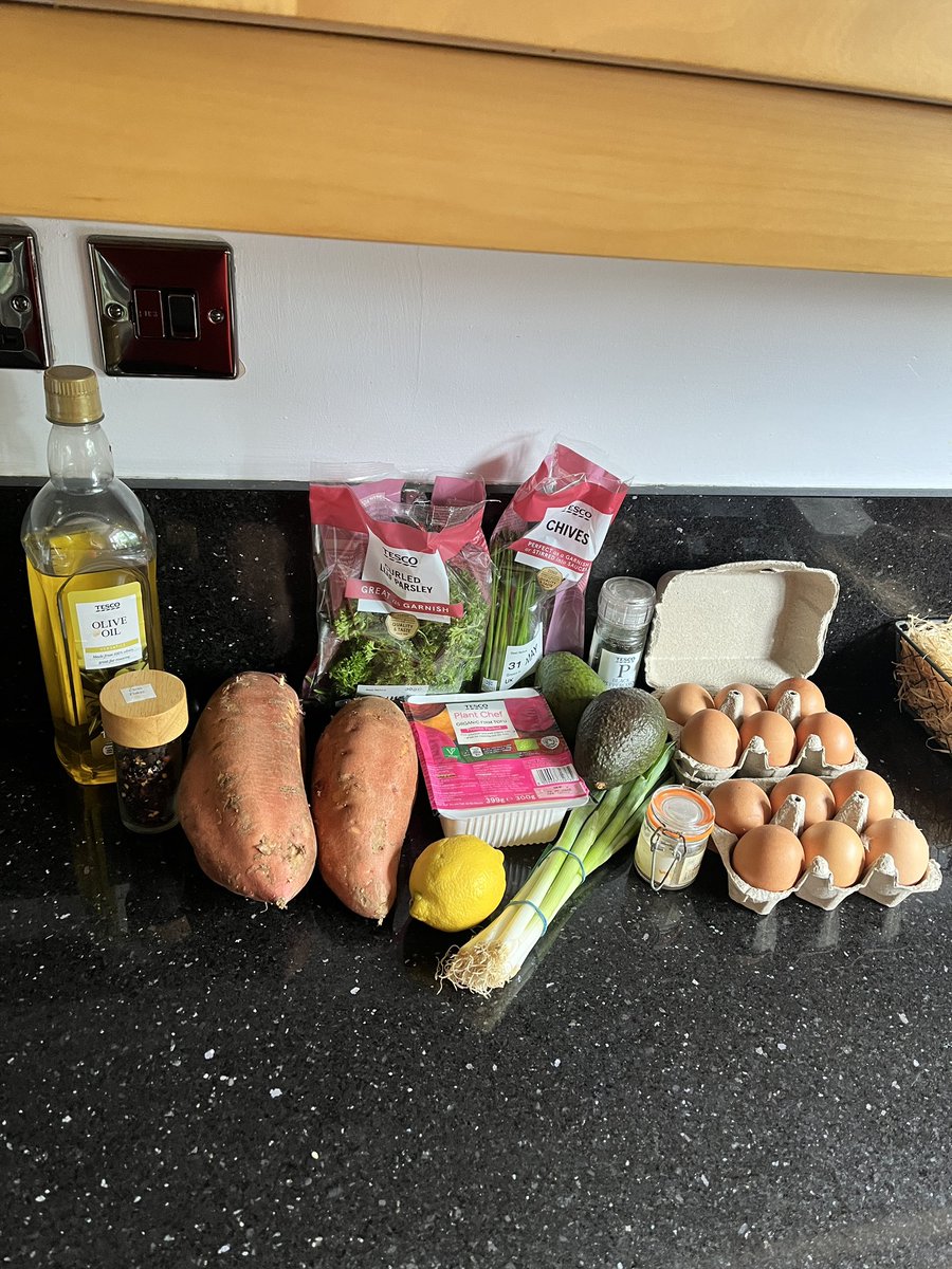 lee_wilkinson2's tweet image. 💥Friday night vegetarian treat with a crispy sweet potato rosti and homemade guacamole - served up with a salad. Enjoy cooking! 😋 

💫🌟Recipe and ingredients here: vm.tiktok.com/ZNdSgerw7/

#WilkoCooks #Homemade #Vegetarian #SweetPotato #FYP #TwitterSupperClub