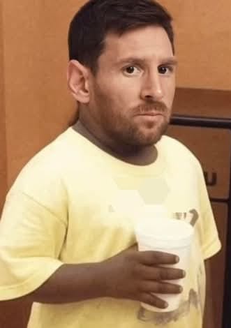 WuddhaCR7's tweet image. Messi watching Ronaldo get hate for winning 1 Ballon d'Or without a UCL while he has 5 Ballon d'Ors without a UCL 🤡👋
