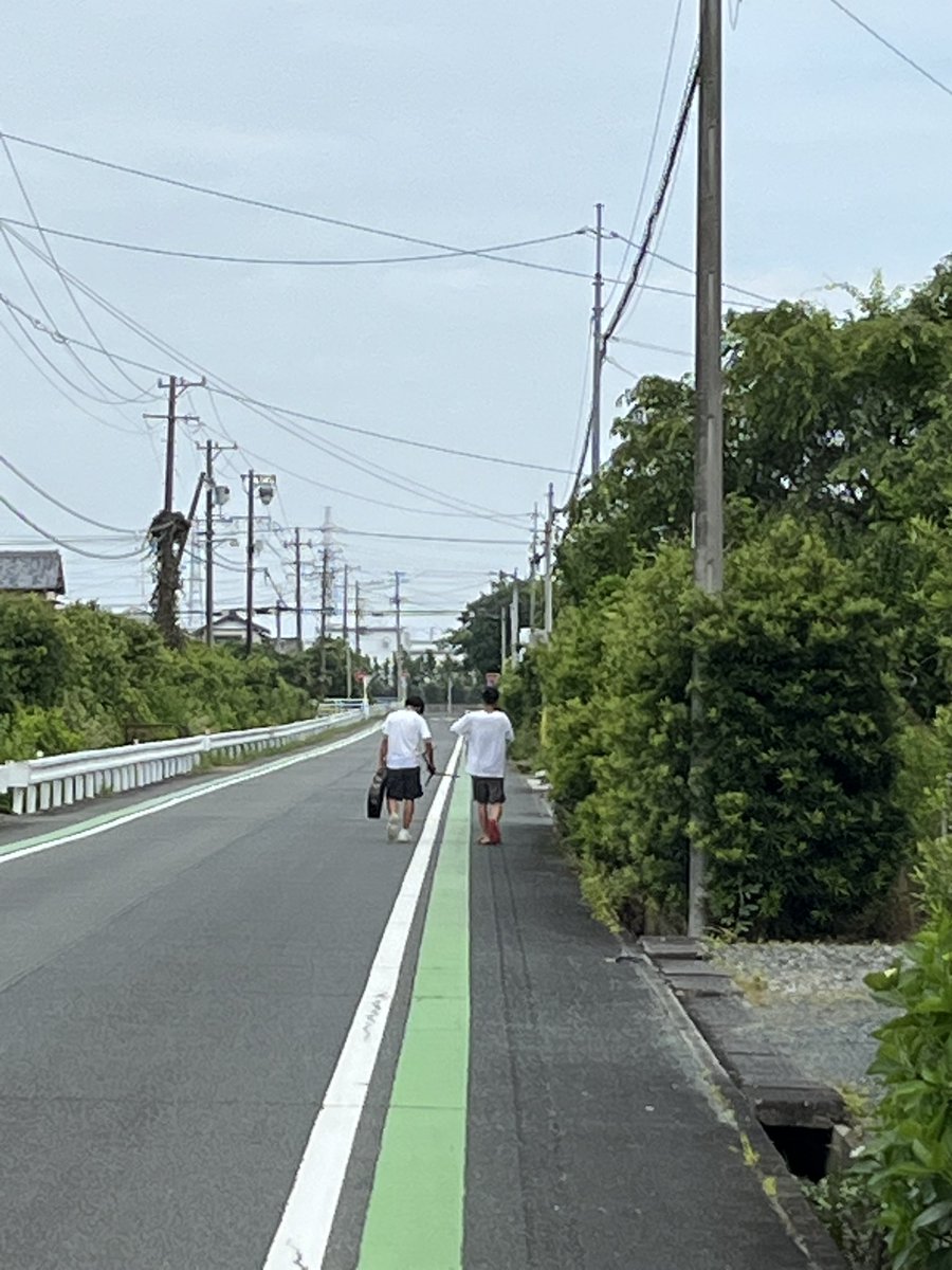 ROCKに出会いエレキギターに魅了された中学生にエレキギターとアンプをあげた。中学生とROCKとエレキギターは絶対的でこの世界で最も重要で最強の組み合わせであるのは明白である。そんな中坊とギターを繋ぐことができるなんて、ROCK好きのおじさんとしてはこの上ない経験であり偉業であり喜びなのだ。