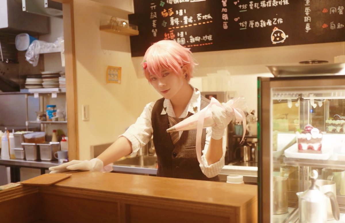 在活動的尾巴，終於來咖啡廳了！
感謝美麗店員借我櫃檯拍照😭🫰🏻
圓了我的夢😭

草莓蛋糕真的好好吃🍓
期待之後還有類似的活動！！
#Minami消波合作 #515X20 #515X2