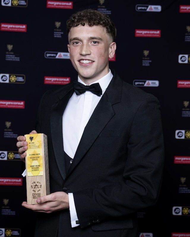 Picking up the golden glove 🧤

#JDCymruLeagues | #FAWNationalLeagueAwards