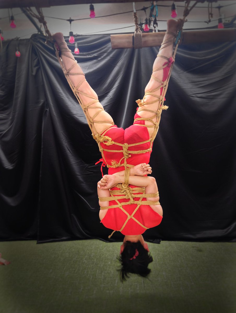 静かに縛って、初めて犬神家の快感を感じた気がする。
見て、感じて、教えて？🫦🕸️

#緊縛 #縄 #犬神家ポーズ #しばり #エロス #フェティッシュ #shibari #ropeart #kinbaku