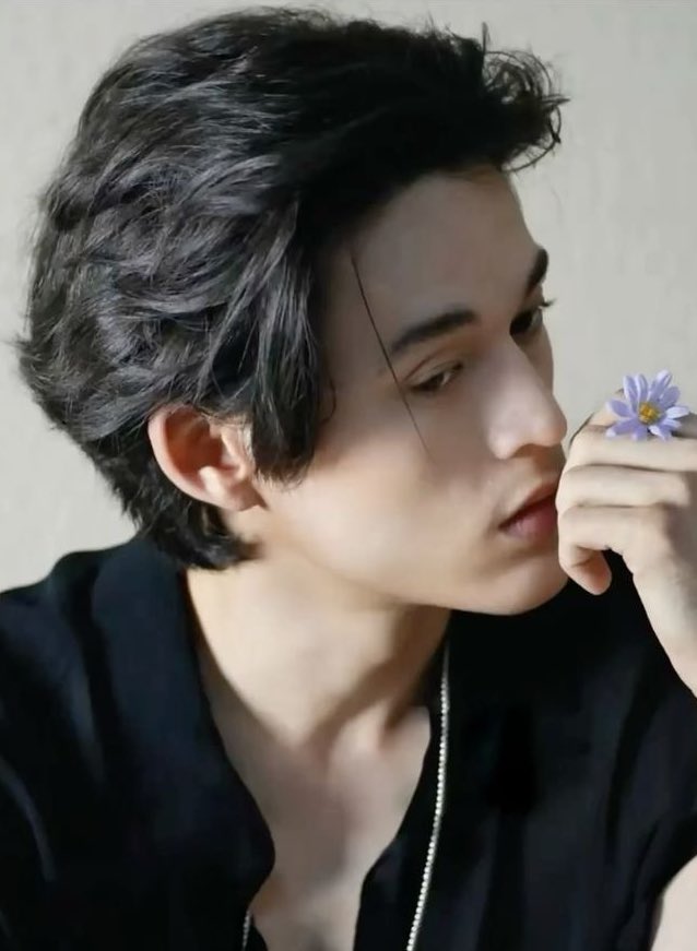 sparkle_fk's tweet photo. bro is genuinely so pretty ~ https://t.co/5FnGvF8kqR
