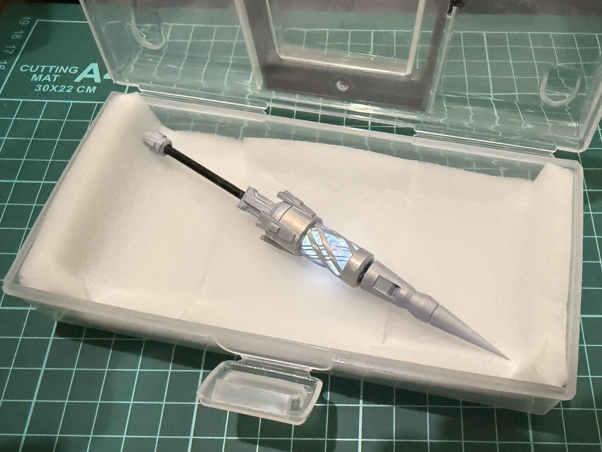 AK-GARDEN27、2FのG13-16 k-worksにて新作1/12オリジナル武器『封槍ヴァルセージュ』販売します！　3Dプリンター出力の4パーツ組み立てキットで、LEDユニット（磁力スイッチタイプ）と電池が付属するので組み立てるだけで発光させられます　よろしくお願いします！ #AKG27 #akgarden