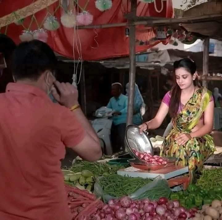 लड़कों को 45 साल की औरत भी hot 🔥 लगती है....! 
लेकिन लडकियों को 30 साल का लड़का भी Uncle दिखाई देता हैं....!

ऐसा क्यो??😁