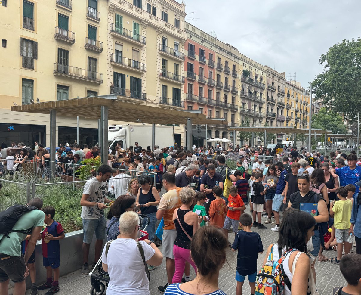 Cuidem Sant Antoni (@cuidemsant) on Twitter photo El primer tram de la Ronda Sant Antoni, ple per l'intercanvi de cromos.
Si l'actual <a href="/bcn_ajuntament/">Ajuntament de Barcelona</a> no vol fer #ObrimCarrers el cap de setmana, almenys, que ho faci els DIUMENGES.
Amb la modificació del projecte l'espai d'estada és més reduït i passen vehicles tota l'estona. El primer tram de la Ronda Sant Antoni, ple per l'intercanvi de cromos.
Si l'actual <a href="/bcn_ajuntament/">Ajuntament de Barcelona</a> no vol fer #ObrimCarrers el cap de setmana, almenys, que ho faci els DIUMENGES.
Amb la modificació del projecte l'espai d'estada és més reduït i passen vehicles tota l'estona.