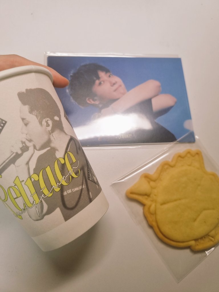 갈지말지 고민하다 결국 갔다옴,, 사진도 많이 찍고 더 구경하다 오고 싶었지만ㅜㅜ뉴비라 생카는 첨이고 거의 끝물에 혼자 간 거라 뻘줌해서  주문한거 받고 오빠한테 줄 편지만 쓰고 나와서 너무 아쉬워😥 그래도 사방에 지원이가 가득해서 좋았다💛
#은지원 #은지원_생일축하해 #EUNJIWON