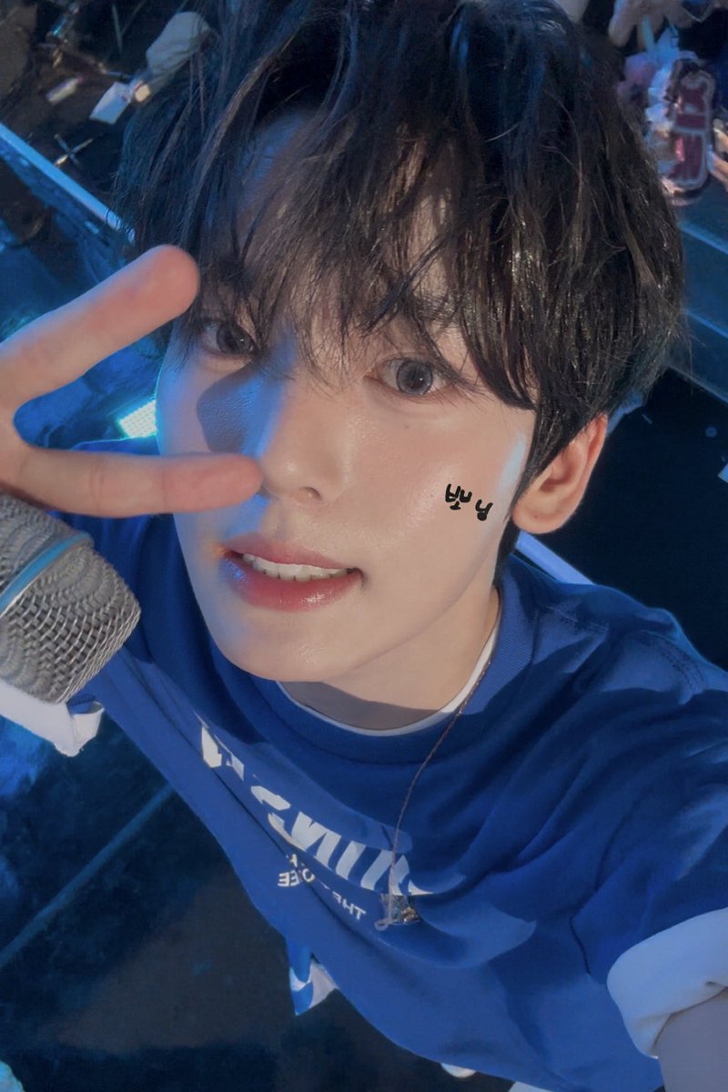 OH MY GOD YUJIN TOOK A SELCA ON OP’S PHONE IN YONSEI TODAY 😭😭😭😭