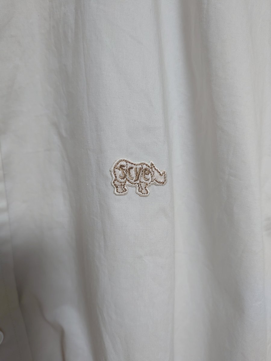 ymfresearch8739's tweet photo. scye basics(サイベーシックス)のコットンポプリンボタンダウンシャツ(B−shop別注)。根底に英国テーラリングを持つブランドなだけにカジュアルなアイテムでも襟型が綺麗なのがサイの特徴と思う。絶妙なニュアンスカラーと嫌らしくないリラックスフィットで大人っぽい良シャツ。
#scye
#ビショップ https://t.co/i4e5Ku4Aax