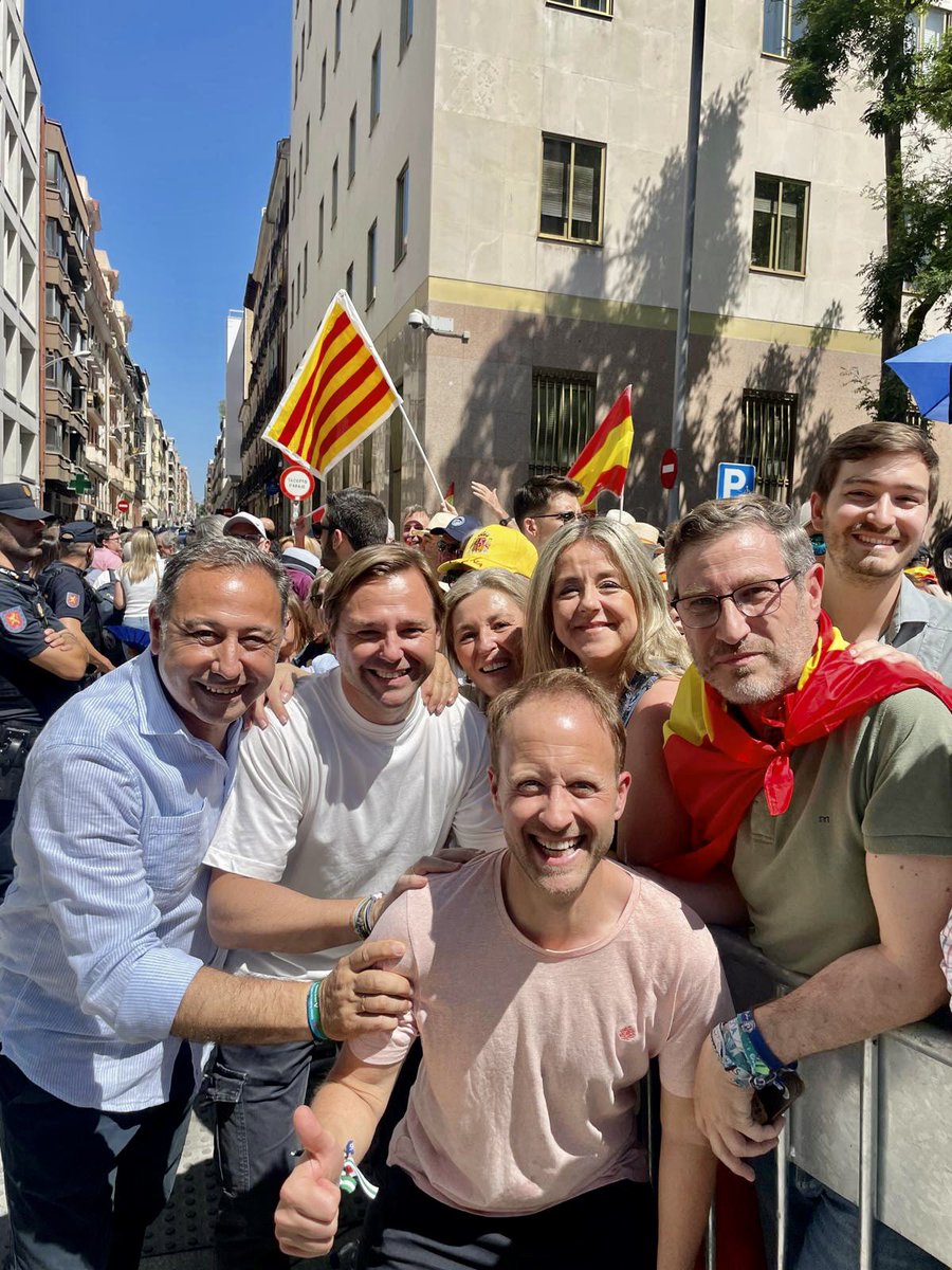 Hoy en Plaza de España junto a miles de ciudadanos que defendemos la democracia, la decencia y la libertad.
La respuesta es firme: España dice adiós al sanchismo.
#Concentración8J