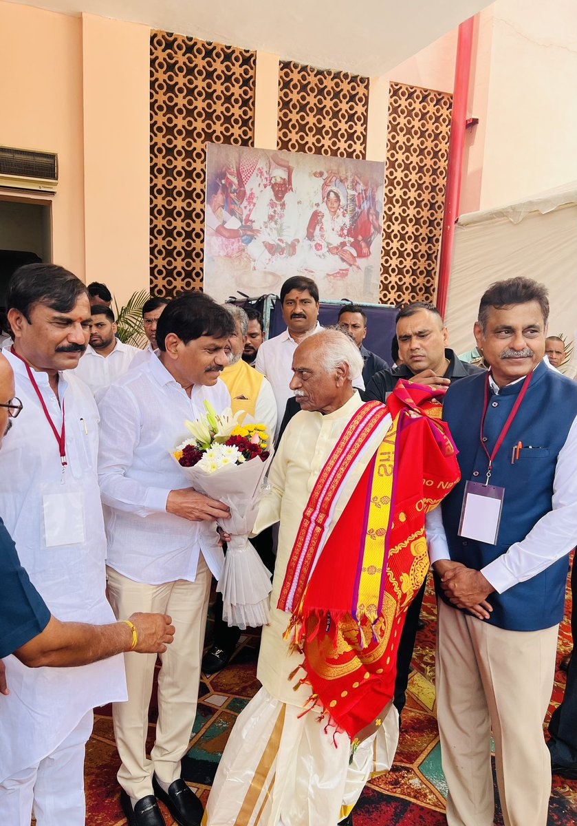 MPBBPATIL's tweet photo. ఈ రోజు గౌరవనీయులు హర్యానా గవర్నర్ బండారు దత్తాత్రేయ గారు వ్రాసిన ఆత్మ కథ పుస్తక ఆవిష్కారణ కార్యక్రమంలో పాల్గొనడం జరిగింది. వారి అనుభవం మార్గదర్శనం మనకు దొరకడం ఎంతో అదృష్టకర విషయం.
భారత్ మాతాకీ జై ✊
#bbpatil #haryana #governor #bjp https://t.co/dVJHGycc6P
