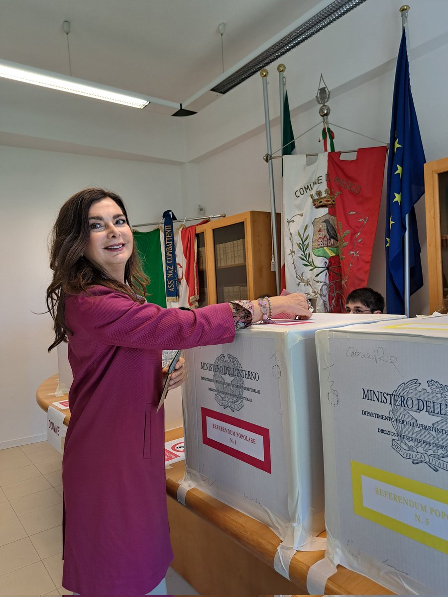 Poco fa ho votato nel mio seggio. Fatelo anche voi, tutte e tutti: un voto, pochi minuti, per dire la vostra idea di Italia. Un voto che riguarda il futuro del Paese e, soprattutto, la possibilità per i giovani di avere un lavoro meno precario e insicuro. Votare è un dovere