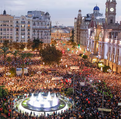 Pequeño hilo con fotos de las 7 manifestaciones contra Carlos Mazón por la gestión de la dana. Y al final pongo lo que ha reunido el PP en Madrid.

Primera manifestación: