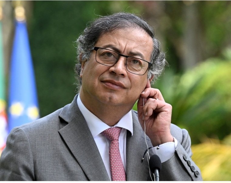 Jhoncrack_4's tweet image. Sería bueno recordar que a este hijo de puta que pide solidaridad por la vida del sicario menor de edad que disparó a Miguel Uribe, el gobierno de España lo recibió con honores.
No existe un solo día en que este gobierno terrorista averguenze a la nación española.