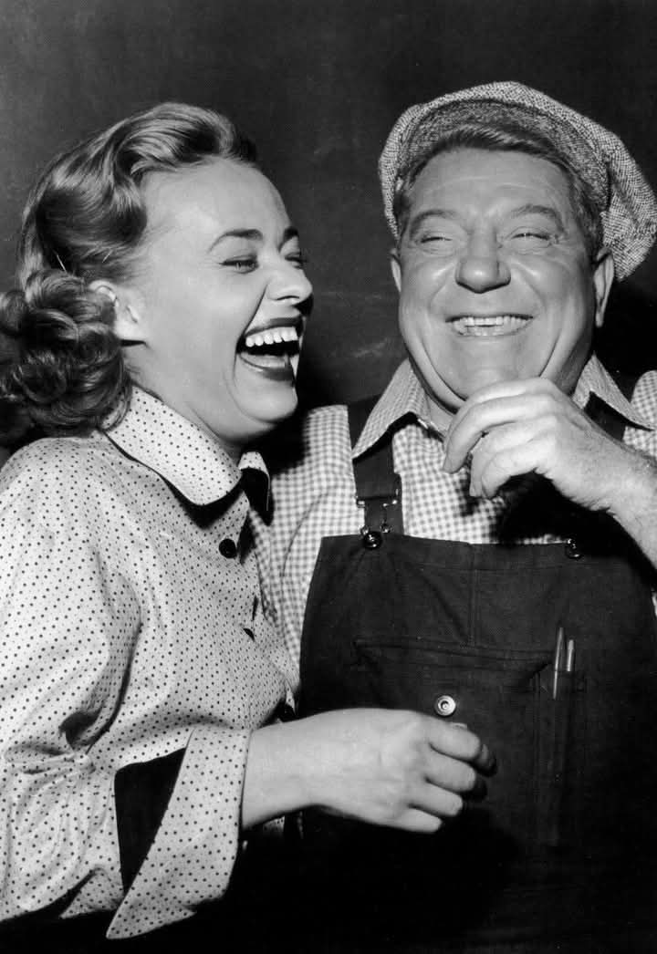 "Le jour où quelqu'un vous aime,💘
 il fait très beau, j'peux pas mieux dire, 
 il fait très beau !"🌞

"Jean Gabin"❤️

📸 😁 Jeanne Moreau &amp; Jean Gabin 😍