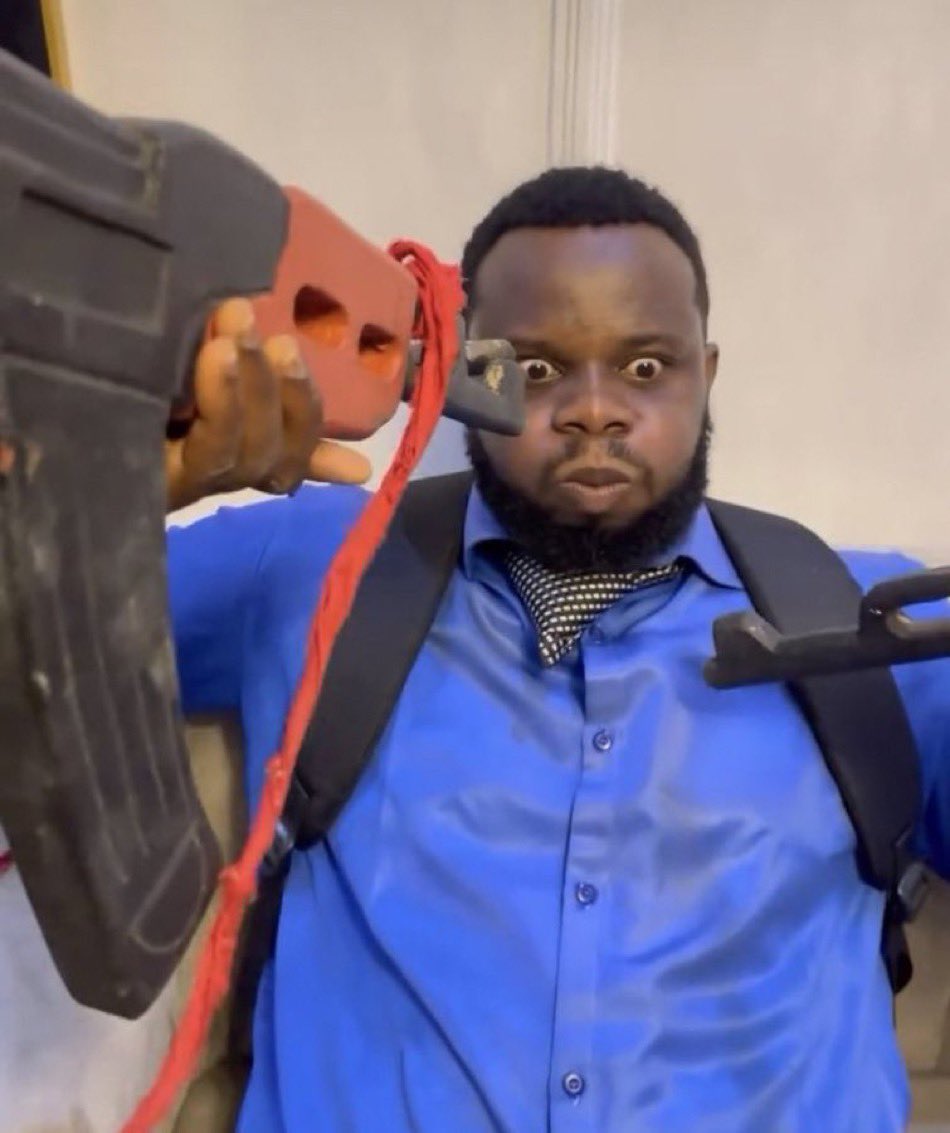 YKoluwaseun9's tweet image. Armed rōbbers: &quot;We will spare you if you can show us 5 Pictures of you and your dad&quot;

Me: