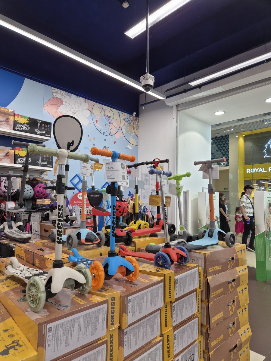 Ты такая сексуальная когда копаешься в этих самокатах