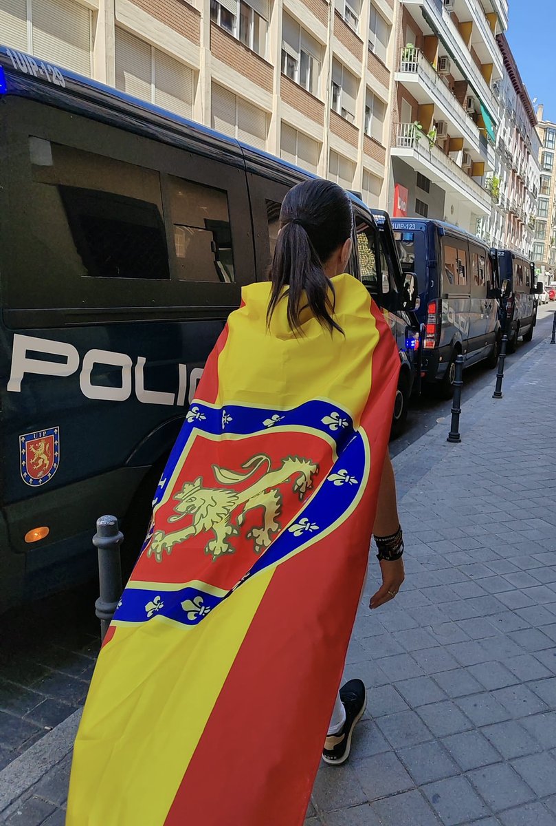 El sufrimiento del pueblo no entiende de siglas. Y esta bandera hoy se ha cubierto de mucho dolor. Los políticos tienen un tiempo que España no puede permitirse. Prohibido rendirse. Fuerza y honor 🇪🇸