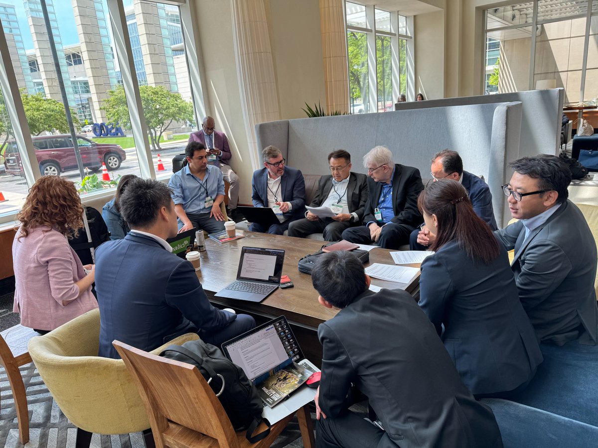 ASCO 2025が5月30日から6月3日にかけてアメリカ・シカゴで開催されました。
JCGO乳がんグループからの発表はありませんでしたが、複数の企業とミーティングを行いました。新規研究に向けて着々と準備を進めています。