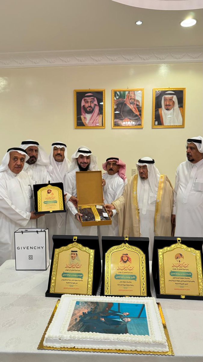 alsayel's tweet photo. أن يأتي التكريم من المنبع… من القرية، من البيت الكبير…
شكرًا لأسرتي الكريمة على هذا التكريم بمناسبة نيل درجة الدكتوراه.
تقدير يجسّد اهتمام الأسرة بأبنائها، واعتزازها بمن يحرص على طلب العلم وبلوغ مراتب عالية.
وأُسرة الصايل، بحمد الله، غنية برجالها، متجددة بطاقاتها، والنجاح فيها متوارث لا طارئ.
تكريم يضيف إلى معنى الإنجاز، ويجعل طريق العلم أشد حضورًا في نفوس من يسيرون فيه.