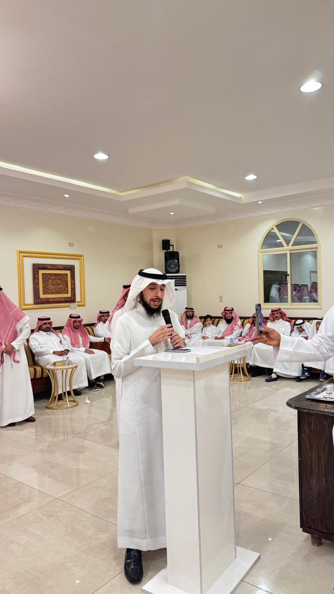 alsayel's tweet photo. أن يأتي التكريم من المنبع… من القرية، من البيت الكبير…
شكرًا لأسرتي الكريمة على هذا التكريم بمناسبة نيل درجة الدكتوراه.
تقدير يجسّد اهتمام الأسرة بأبنائها، واعتزازها بمن يحرص على طلب العلم وبلوغ مراتب عالية.
وأُسرة الصايل، بحمد الله، غنية برجالها، متجددة بطاقاتها، والنجاح فيها متوارث لا طارئ.
تكريم يضيف إلى معنى الإنجاز، ويجعل طريق العلم أشد حضورًا في نفوس من يسيرون فيه.