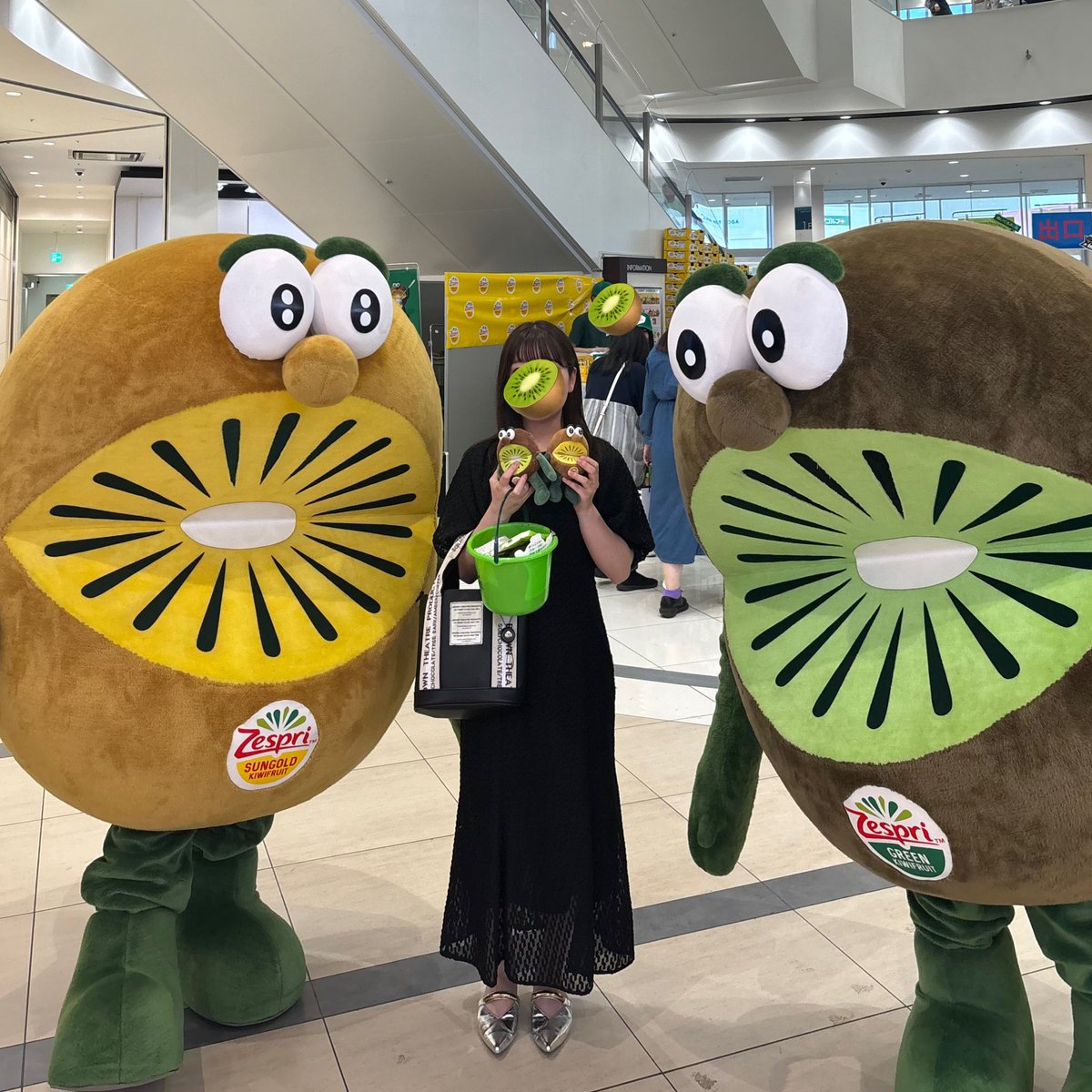 zhiyang___'s tweet photo. 今年もガラポン抽選会へ！
２回やったけどぬいぐるみは当たらず😢
#ゼスプリ
#キウイブラザーズ https://t.co/eCFz0Y58wo