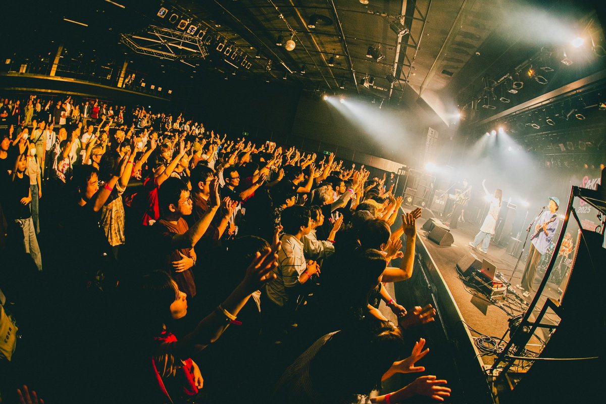 SAKAE_SPRING's tweet image. 〚DIAMOND HALL〛
Shiggy Jr.(@Shiggy_info )のライブが終演!
キラキラしたポップサウンドに、思わず体が揺れるステージ!
Vo.池田智子の軽やかで透明感のある歌声が響いた瞬間、会場は一気にハッピーな空気に包まれました!
✨ポスタープレゼント企画実施中✨
詳しくは公式アプリへ!…