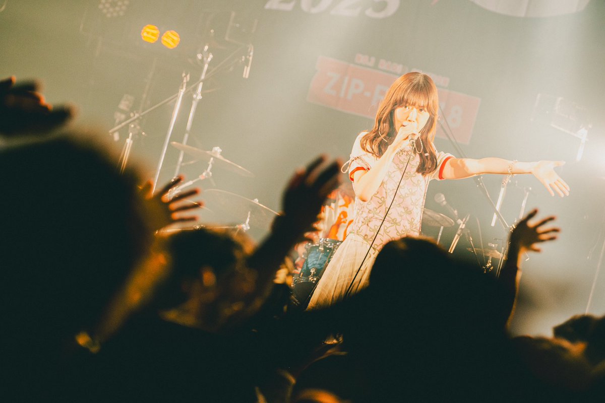 SAKAE_SPRING's tweet image. 〚DIAMOND HALL〛
Shiggy Jr.(@Shiggy_info )のライブが終演!
キラキラしたポップサウンドに、思わず体が揺れるステージ!
Vo.池田智子の軽やかで透明感のある歌声が響いた瞬間、会場は一気にハッピーな空気に包まれました!
✨ポスタープレゼント企画実施中✨
詳しくは公式アプリへ!…