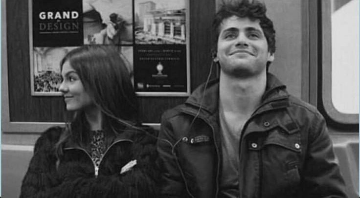 theskyaddictt's tweet photo. two people, one earphone. "peak intimacy" https://t.co/b3QCDCsoxz
