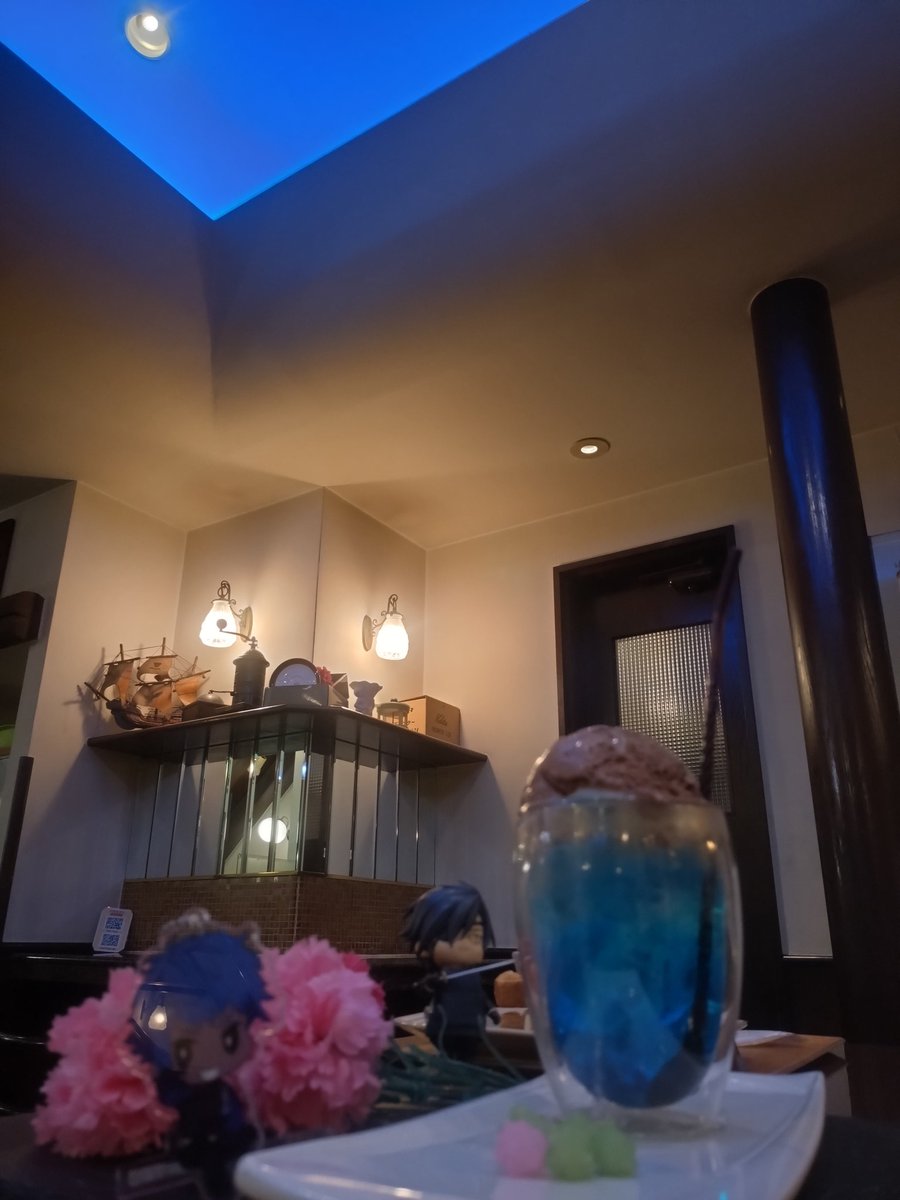 プロカフェさんにお邪魔してきました✨️
八丁くんのブルーハワイソーダ💙
天井のライトもブルー💙