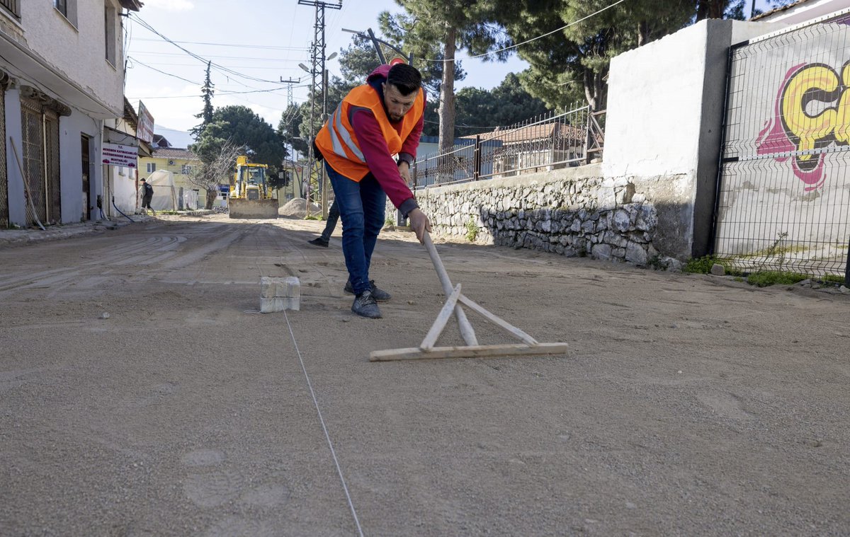 Menemen'in içme suyu altyapısını 620 milyonluk liralık yatırımla yeniledik.

İlçede yıllardır devam eden içme suyu sorununa yönelik yürüttüğümüz çalışmalar sonucu hizmete açtığımız 209 kilometrelik içme suyu hattıyla 7 mahalle kesintisiz suya kavuştu.

Şehrimizin altyapısını