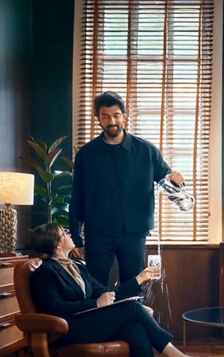 Kadın bir türlü gözlerini #EnginAkyürek'ten alamamış ve sular heba olmuş 😂