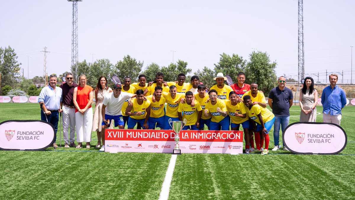 Fundacion1890's tweet photo. 🏆𝐂𝐎𝐋𝐎𝐌𝐁𝐈𝐀🇨🇴

⚽️#MundialitoDeLaInmigración 🌎 🌍

🫱🏽‍🫲🏿@goyaeuropa @FunTresCulturas @FundlaCaixa @VECI_Esp @Cajasol #CashDiazCadenas @IAJuventud @formacionuniver @CocaCola_es 

#NuncaTeRindas  #FundaciónSevillaFC https://t.co/WoHcJHLW0h