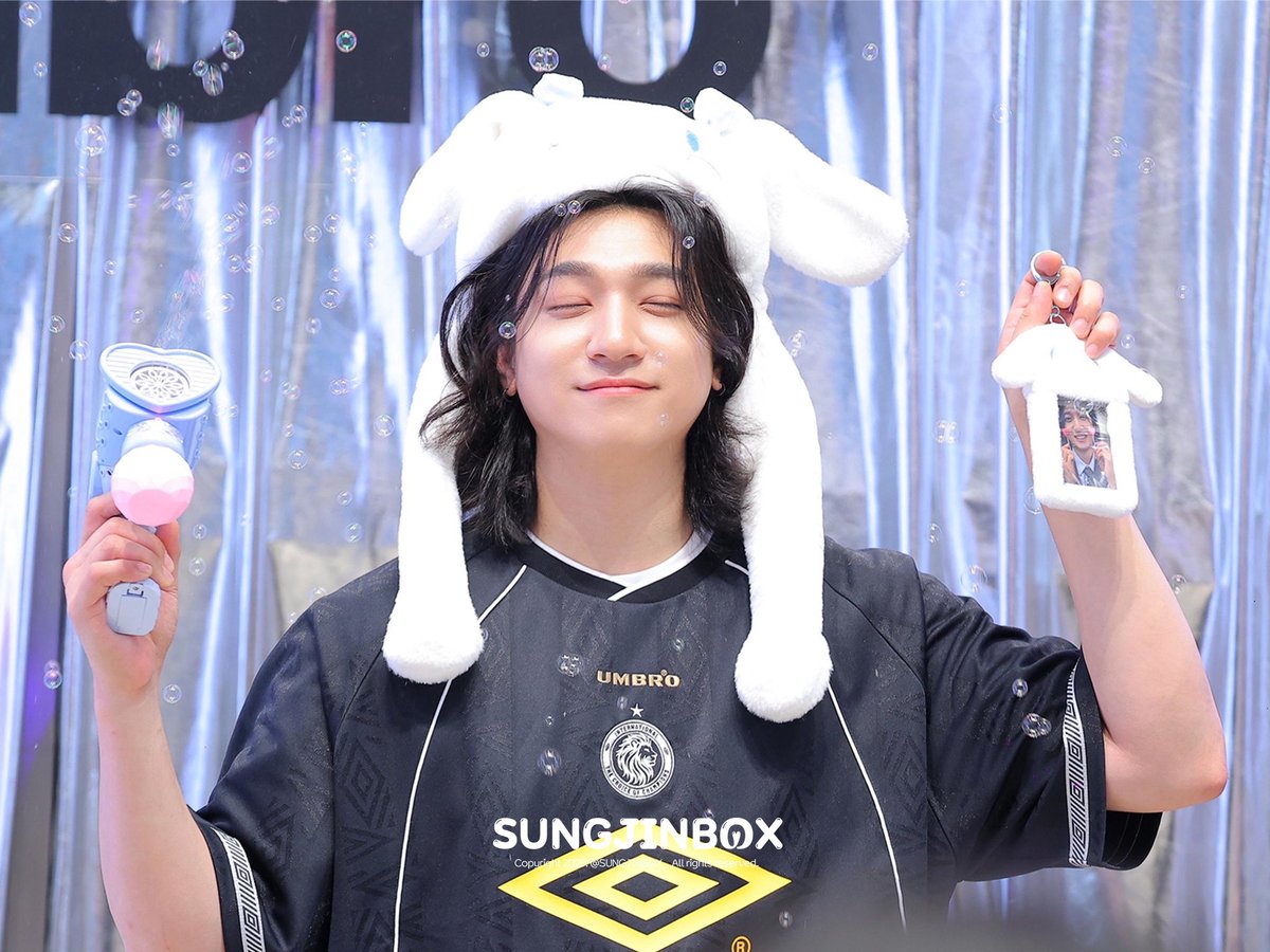 포카홀더 키링 부분에 손가락 넣고 잇는 거 ㄴㅁ커여우시다😍😍