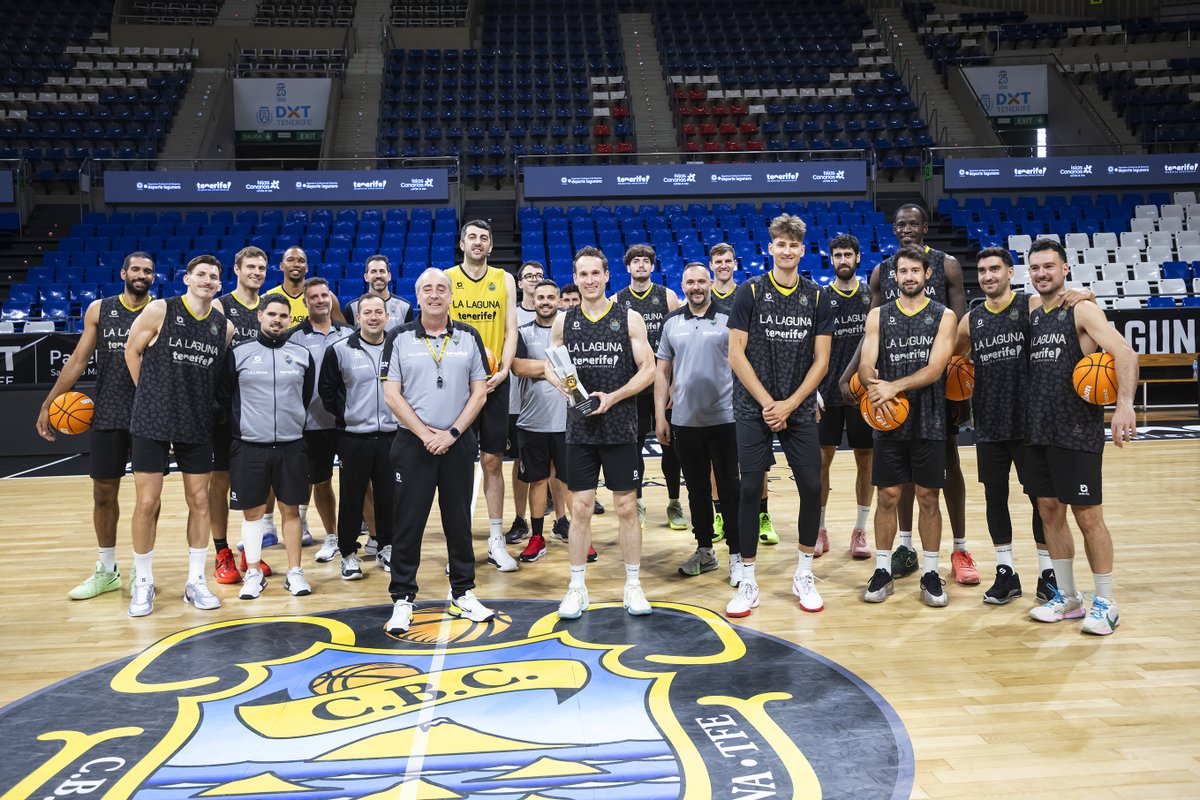 La Laguna Tenerife (@cb1939canarias) on Twitter photo 🙌 Los reconocimientos individuales nacen de un gran esfuerzo colectivo 💪
📸 <a href="/Huertas09/">Marcelo Huertas</a> comparte con sus compañeros el trofeo de integrante del Mejor Quinteto de la <a href="/ACBCOM/">Liga Endesa</a> 🏆
💛🖤 #VamosCanarias 🙌 Los reconocimientos individuales nacen de un gran esfuerzo colectivo 💪
📸 <a href="/Huertas09/">Marcelo Huertas</a> comparte con sus compañeros el trofeo de integrante del Mejor Quinteto de la <a href="/ACBCOM/">Liga Endesa</a> 🏆
💛🖤 #VamosCanarias