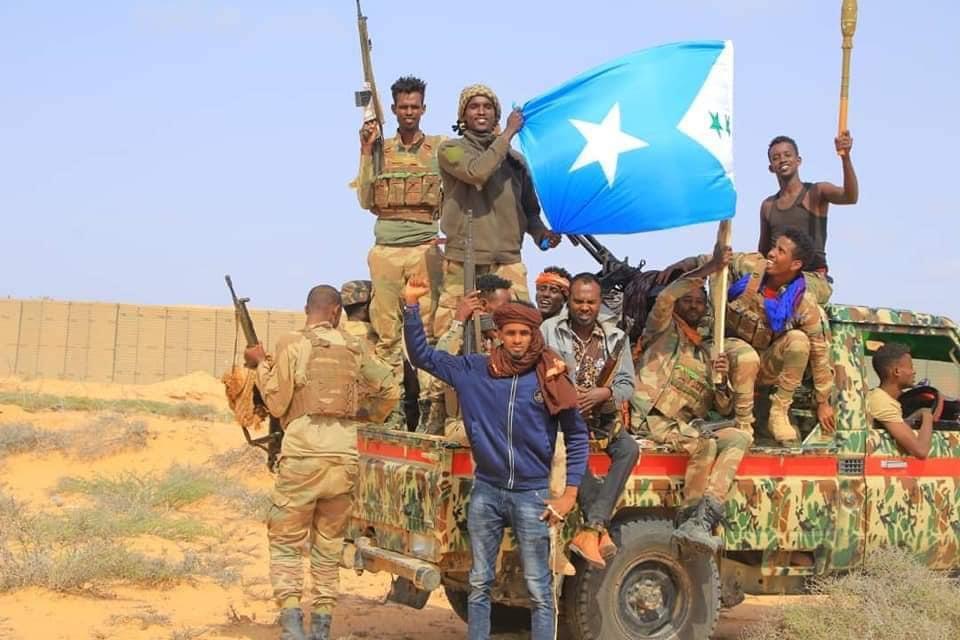 📢 Somali Defense Minister Ahmed Macalin Fiqi confirms a nationwide push—deploying SNA &amp; clan militias in Hirshabelle, Jubbaland, Southwest &amp; Hiiraan. The goal: reclaim every inch from Al‑Shabaab. Coordination is key—will momentum hold? 🗺️💪