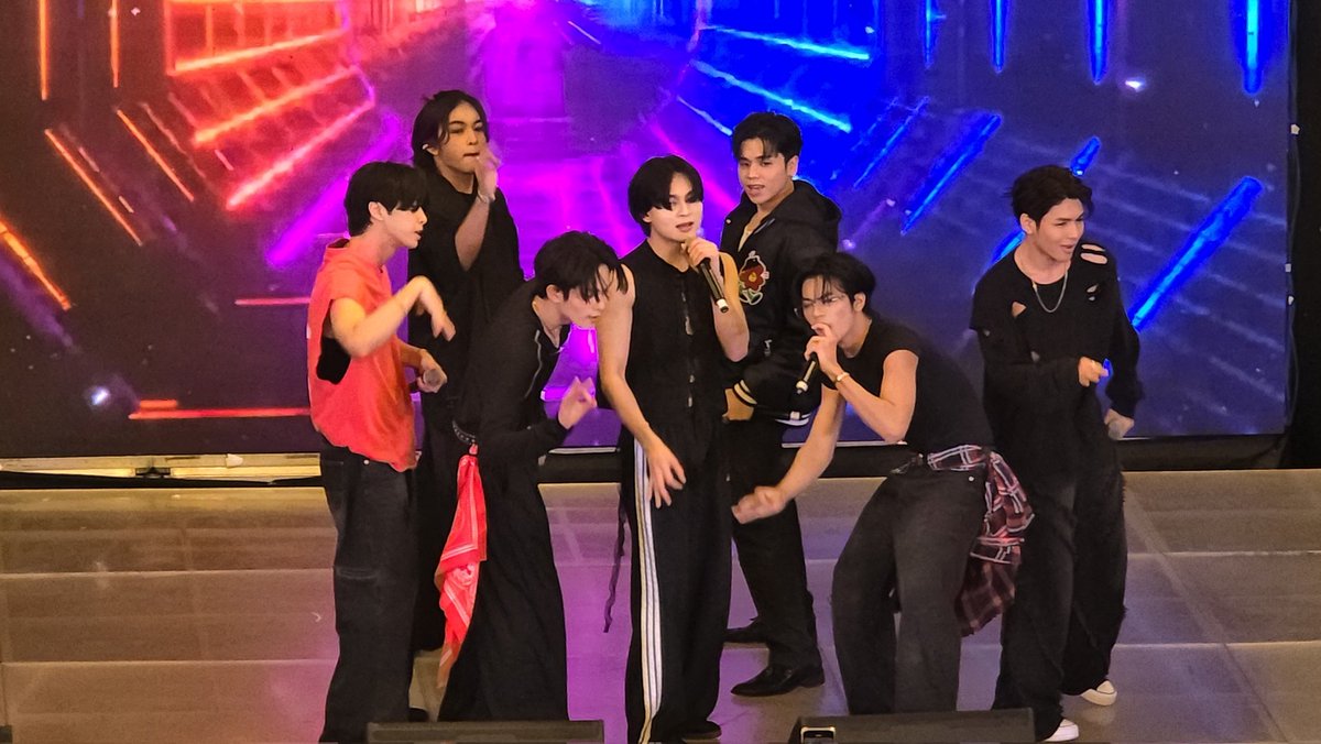 HORI7ON is here!!!

#PPOPFestAtSMNorthEdsa #HORI7ON