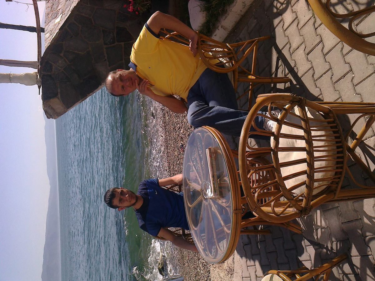 13 yıl önce Bandırmaya ilk deplasman Mudanya hatırası cuma günü namaz vardı ALI İMDATın izinde yıllar geçsede sol üst köşedeyiz