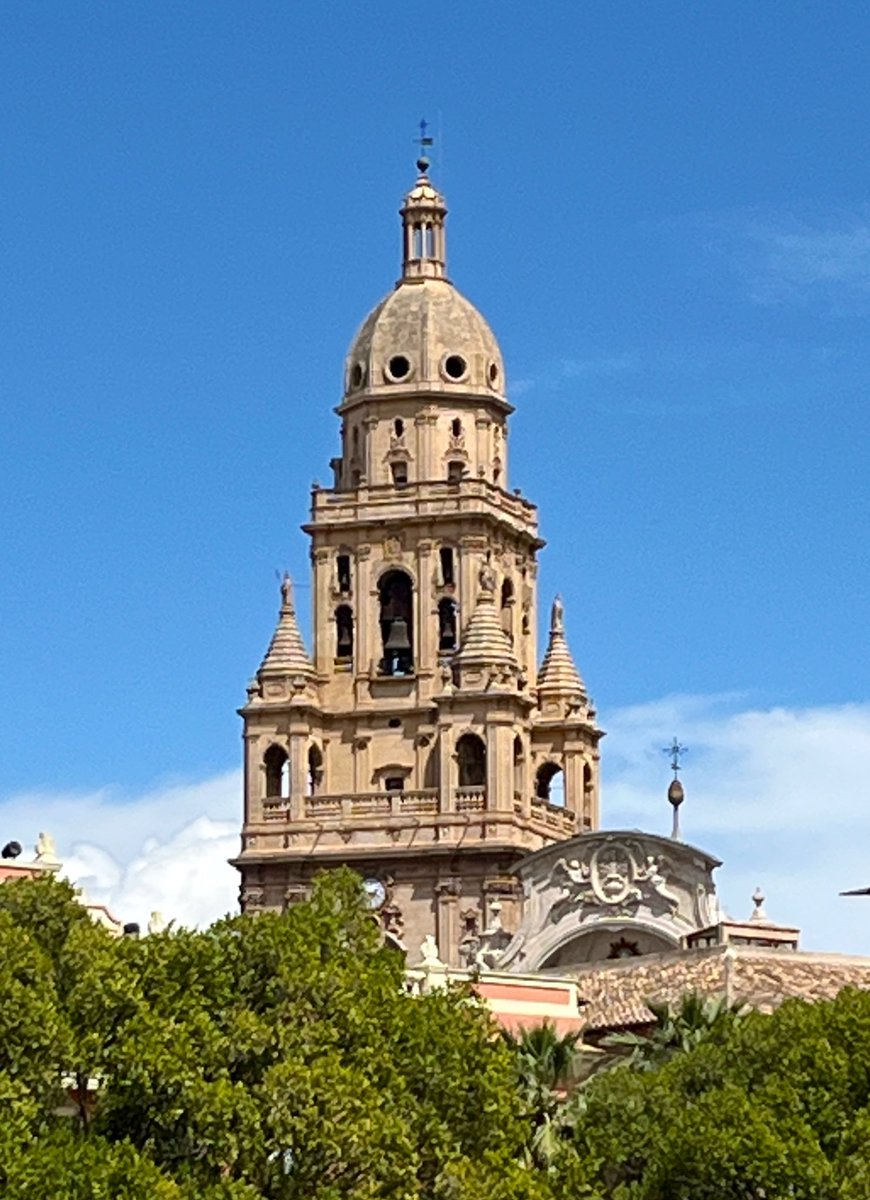 🍋  La torre de la Catedral de #Murcia tiene 20 campanas, 5 por cada lado 🔔🔔🔔🔔🔔

Cada una tiene su nombre. La más grande, de Santa Águeda, pesa 6.420kg.

La Mora, de 1383, es de las más antiguas de España. Actualmente se puede contemplar en el museo.